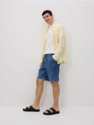 Jeansowe szorty jogger - granatowy. Niebieskie szorty męskie Reserved, bez wzorów, z denimu. W wyprzedaży za 79.99 zł.