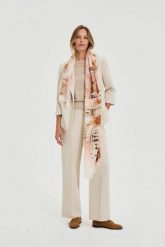 Szal różowy. Czerwone szaliki i chusty damskie MOODO, bez wzorów, z poliesteru. Za 49.99 zł.