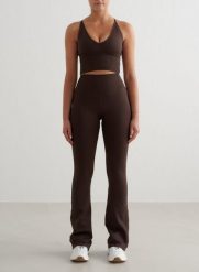 Damskie legginsy bezszwowe rozszerzane, squat proof Shape Seamless czekoladowe. Brązowe legginsy sportowe damskie Aim'n, xs, bez wzorów, z dzianiny, z podwyższonym stanem, długie, na fitness i siłownię. Za 344.00 zł.