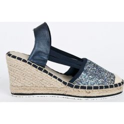 Marco Tozzi - Espadryle. Niebieskie klapki damskie Marco Tozzi, bez wzorów, z materiału, bez obcasa, na koturnie, bez zapięcia. W wyprzedaży za 69.90 zł.