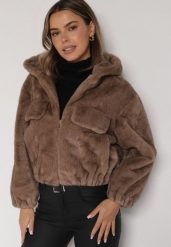 Jasnobrązowa Futrzana Kurtka Bomberka z Kapturem i Ozdobną Imitacją Kieszeni Awedalia. Brązowe kurtki damskie Born2be, l, z aplikacjami, z futra, z kapturem. Za 219.99 zł.
