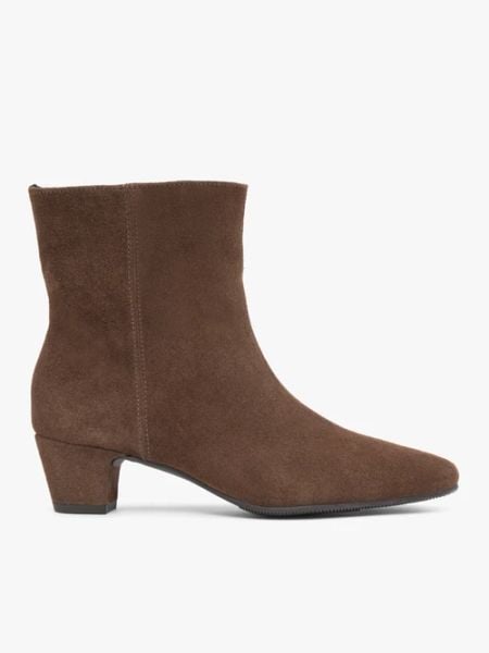 Brązowe welurowe botki na niskim obcasie. Brązowe botki damskie Brawo sp. z o.o., ze skóry, eleganckie, za kostkę, bez obcasa, na obcasie, bez zapięcia. Za 499.99 zł.