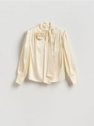 Bluzka z ozdobnym wiązaniem - złamana biel. Bluzki damskie Reserved, l, bez wzorów, z tkaniny, bez kołnierzyka, bez ramiączek. Za 179.99 zł.