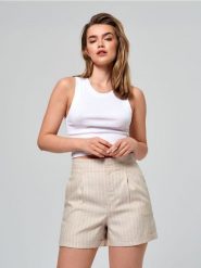 Szorty w paski - kremowy. Białe szorty damskie Sinsay, l, bez wzorów, ze skóry. Za 39.99 zł.