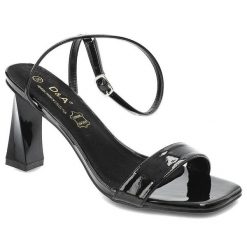 Czarne Sandały S.Barski Eleganckie Buty Na Obcasie. Czarne klapki damskie S.BARSKI, bez wzorów, ze skóry ekologicznej, bez obcasa, na obcasie, bez zapięcia. Za 139.00 zł.