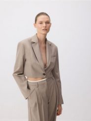 Krótka marynarka - beżowy. Brązowe żakiety damskie Reserved, l, bez wzorów, z tkaniny. W wyprzedaży za 159.99 zł.