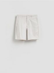 Szorty carrot fit - kremowy. Białe szorty męskie Reserved, l, bez wzorów, z bawełny. Za 129.99 zł.