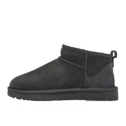 Buty do chodzenia dla dorosłych UGG Classic Ultra Mini Boot Grey. Szare obuwie sportowe damskie UGG, bez wzorów, trekkingowe. W wyprzedaży za 659.45 zł.