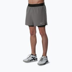 Spodenki do biegania męskie Mizuno Core 5.5 Inches 2in1. Szare krótkie spodenki sportowe męskie Mizuno, m, bez wzorów, do biegania. Za 209.99 zł.