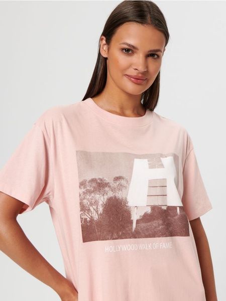 Koszulka z nadrukiem - różowy. Czerwone t-shirty damskie Sinsay, l, bez wzorów, ze skóry, bez kołnierzyka. Za 39.99 zł.