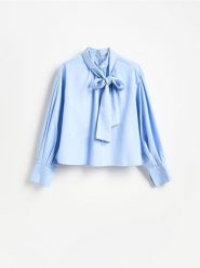 Bluzka z ozdobnym wiązaniem - jasnoniebieski. Niebieskie bluzki damskie Reserved, l, bez wzorów, z tkaniny, bez kołnierzyka, bez ramiączek. Za 129.99 zł.