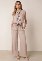 Ciemnobeżowy Letni Komplet Elegancki z Wiskozy Koszula Bez Rękawów Spodnie i Apaszka Pelena. Brązowe koszule damskie Born2be, na lato, bez wzorów, z satyny, eleganckie. Za 219.99 zł.