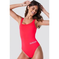 Calvin Klein Kostium kąpielowy Square Scoop One Piece RP N - Pink. Kostiumy jednoczęściowe damskie marki Calvin Klein. Za 323.95 zł.