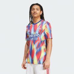 Koszulka Arsenal 25/26 Pre-Match. Czerwone koszulki sportowe męskie Adidas, bez wzorów, bez kołnierzyka, bez ramiączek, do piłki nożnej. Za 299.00 zł.