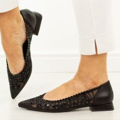Czarne przewiewne baleriny damskie D&A 0104. Czarne baleriny damskie DiA, na lato, w ażurowe wzory, z jeansu, eleganckie, bez obcasa, na obcasie. Za 269.00 zł.