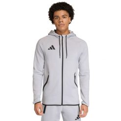 Bluza męska adidas Tiro 26 Travel Sweat Hoodie. Szare bluzy męskie Adidas, m, bez wzorów, z bawełny, bez kaptura. Za 215.99 zł.