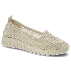 Półbuty damskie New Performance, z ażurowego materiału tekstylnego z wsuwaną konstrukcją elastycznym wykończeniem cholewki i masywną profilowaną pode. Brązowe półbuty damskie Ravini, na lato, w ażurowe wzory, wakacyjne, bez obcasa, bez zapięcia. Za 109.00 zł.