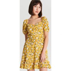 Sukienka w kwiaty - Żółty. Sukienki damskie Cropp. Za 63.99 zł.