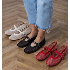 Czerwone balerinki siateczkowe ze sprzączką. Czerwone baleriny damskie bez wzorów, z materiału, eleganckie, bez obcasa, na obcasie. Za 81.83 zł.