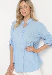 Jasnoniebieska Koszula z Wiskozą Ozdobiona Perełkami Tanavitia. Niebieskie bluzki damskie Born2be, bez wzorów, z jeansu, eleganckie, bez kołnierzyka, bez ramiączek. Za 79.99 zł.