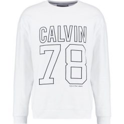 Calvin Klein Jeans HIMBA OVERSIZED Bluza white. Bluzy męskie marki Calvin Klein Jeans. W wyprzedaży za 381.65 zł.