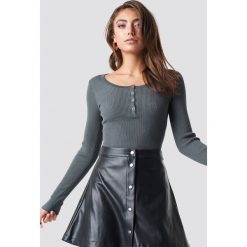 Pamela x NA-KD Sweter z guzikami - Grey. Swetry damskie marki Pamela x NA-KD. Za 141.95 zł.