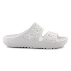 Klapki Crocs Classic Floral Cutout sandal 210966-0WV białe. Białe klapki damskie w ażurowe wzory, eleganckie, bez obcasa. Za 287.57 zł.
