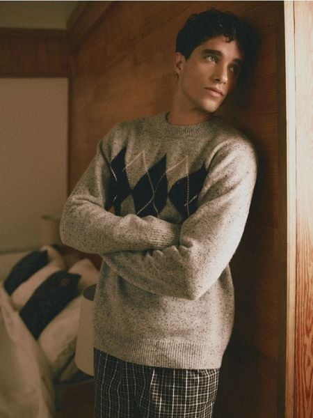 Melanżowy sweter z wełną - jasnoszary. Szare swetry przez głowę męskie Reserved, l, bez wzorów, z dzianiny, bez kołnierzyka. Za 239.99 zł.