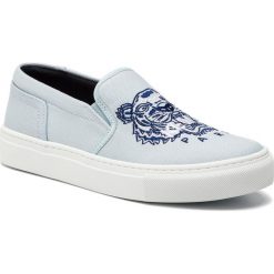 Tenisówki KENZO - F952SN100F70 Bleu Ciel 64. Niebieskie półbuty damskie Kenzo, bez wzorów, z gumy, bez obcasa, na płaskiej podeszwie, bez zapięcia. W wyprzedaży za 449.00 zł.