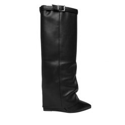 Kozaki Steve Madden. Czarne kozaki damskie Steve Madden, bez obcasa, na koturnie. Za 1,099.00 zł.