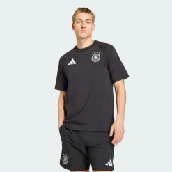 Koszulka Niemcy Tiro Travel. Czarne koszulki sportowe męskie Adidas, l, bez wzorów, z bawełny, bez kołnierzyka, bez ramiączek, do piłki nożnej. Za 199.00 zł.