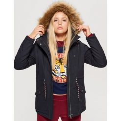 Parka z futrzanym kapturem - Granatowy. Parki damskie marki Cropp. W wyprzedaży za 129.99 zł.
