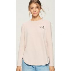 Sweter z haftowanym napisem - Różowy. Swetry damskie marki Sinsay. Za 39.99 zł.