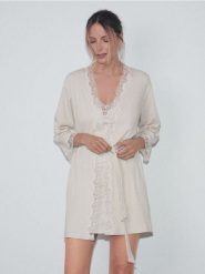 Szlafrok z dekoracyjnym wykończeniem - kremowy. Białe szlafroki damskie Reserved, l, bez wzorów, z bawełny, bez ramiączek, bez kaptura. Za 139.99 zł.