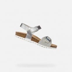 Sandały GEOX J ADRIEL Srebrny. Szare sandały damskie Geox, bez wzorów, z syntetyku, bez obcasa, bez zapięcia. Za 168.99 zł.