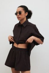 Szorty w paski w kolorze BROWN ESPRESSO - SHELLY-L. Brązowe szorty damskie Marsala, l, bez wzorów, z bawełny. Za 159.90 zł.