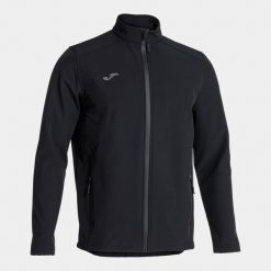 Kurtka wodoodporna Joma Basilea II. Czarne kurtki sportowe męskie Joma, bez wzorów, z softshellu, do piłki nożnej. Za 159.99 zł.