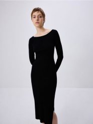 Sukienka midi - czarny. Czarne sukienki damskie Reserved, l, bez wzorów, z dzianiny, bez kołnierzyka, bez ramiączek, midi, dopasowane. W wyprzedaży za 59.99 zł.