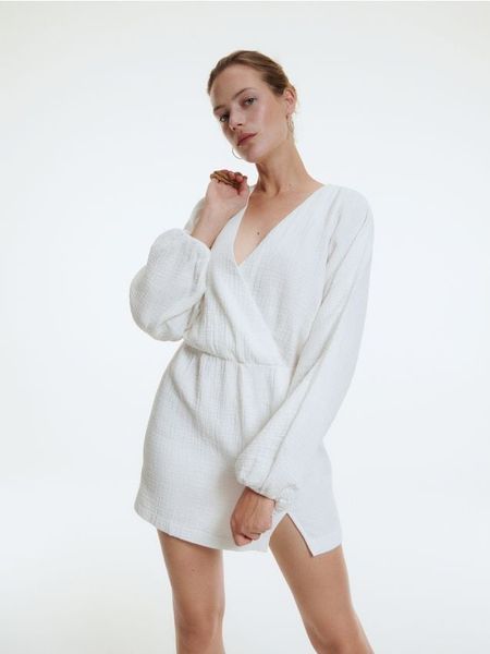 Bawełniana sukienka - biały. Białe sukienki damskie Reserved, bez wzorów, z bawełny, bez kołnierzyka, bez ramiączek, mini. W wyprzedaży za 49.99 zł.