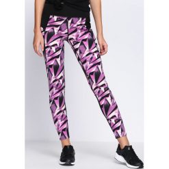 Fuksjowe Legginsy Neon Pattern. Szare legginsy damskie Born2be, w geometryczne wzory, z materiału. Za 24.99 zł.