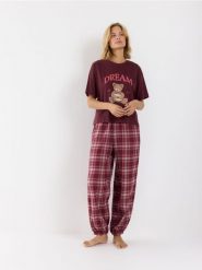 Bawełniana piżama z misiem - bordowy. Czerwone piżamy damskie Reserved, l, bez wzorów, z bawełny, bez ramiączek. Za 129.99 zł.