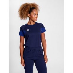 Koszulka damska Hummel Travel. Niebieskie koszulki sportowe damskie Hummel, bez wzorów, z dżerseju, bez kołnierzyka, bez ramiączek, do piłki nożnej. W wyprzedaży za 108.20 zł.