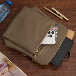 Skórzany plecak damski torba 2w1 elegancki A4 włoski pojemny taupe Vera Pelle S40. Brązowe plecaki damskie bez wzorów, eleganckie. Za 249.99 zł.