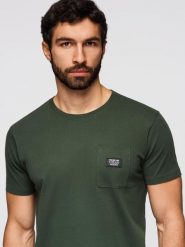 Casualowy męski t-shirt z naszywką na kieszeni – ciemnooliwkowy V4 - Rozmiar: XXL. Zielone t-shirty męskie Ombre Clothing, m, z aplikacjami, z bawełny, biznesowe, bez kołnierzyka. W wyprzedaży za 84.49 zł.