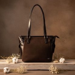 Shopperka skórzana SHE zamsz 726 czekolada. Brązowe torebki do ręki damskie SHE, bez wzorów, z materiału, eleganckie, zamszowe, bez dodatków. Za 399.99 zł.