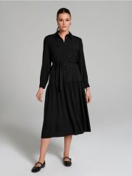 Sukienka midi z kołnierzykiem - czarny. Czarne sukienki damskie Sinsay, l, bez wzorów, klasyczne, bez kołnierzyka, bez ramiączek, maxi. Za 49.99 zł.