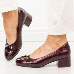 Bordowe lakierowane czółenka damskie na obcasie Potocki 12869. Czerwone czółenka damskie POTOCKI, z aplikacjami, z lakierowanej skóry, eleganckie, z okrągłym noskiem, bez obcasa, na obcasie, bez zapięcia. Za 199.00 zł.