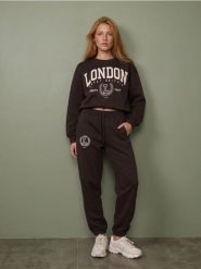 Spodnie jogger z bawełną i napisem - brązowy. Brązowe spodnie sportowe damskie Sinsay, l, bez wzorów, z bawełny. Za 39.99 zł.