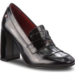Półbuty TOMMY HILFIGER - Penny Bar Pump FW0FW03149 Black 990. Czarne półbuty damskie Tommy Hilfiger, ze skóry, eleganckie. Za 649.00 zł.