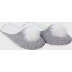 Etam - Kapcie. Szare kapcie damskie Etam, z materiału. W wyprzedaży za 59.90 zł.